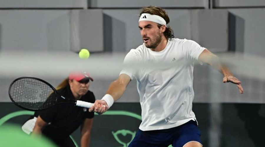 Μπήκε στο γήπεδο ο Στέφανος Τσιτσιπάς