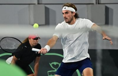 Μπήκε στο γήπεδο ο Στέφανος Τσιτσιπάς