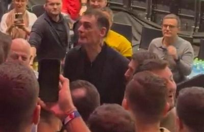 Ο Μπαρτζώκας ανέβηκε έξαλλος στην εξέδρα!