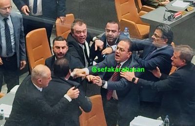 Σηκώθηκε από την καρέκλα, του επιτέθηκε και πιάστηκαν στα χέρια