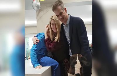 Η Σία Κοσιώνη επέστρεψε σπίτι μετά την περιπέτεια της υγείας της και πόζαρε αγκαλιά με την οικογένεια της