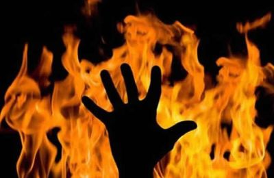 Έφηβοσ βάζει φωτιά σε φίλο του ως φάρσα