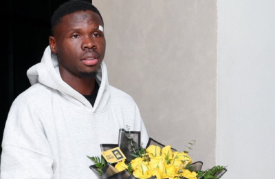 Υποδοχή Κέλερ με ανθοδέσμη