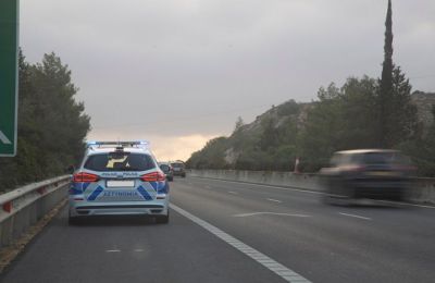 Φορτηγό προσέκρουσε σε περιπολικό - Στο νοσοκομείο τρία άτομα 