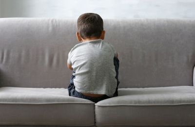 Μητέρα εγκαταλείπει το παιιδί της στο δικαστήριο Λαμίας