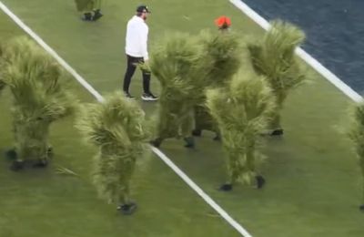 Οι κομπάρσοι που υποδύθηκαν θάμνους πληρώθηκαν 1.309 δολάρια για 70 ώρες εργασίας, συμπεριλαμβανομένων προβών