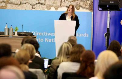 Διάσκεψη από την Επίτροπο Διοικήσεως για αντιμετώπιση των διακρίσεων