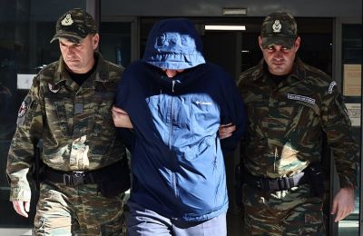 Ο Σμήναρχος οδηγήθηκε ενώπιον του αεροδικείου, συνοδευόμενος από άνδρες της Πολεμικής Αεροπορίας.