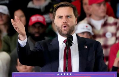 Ο Βανς επισκέφθηκε το Μνημείο της Αρμενικής Γενοκτονίας Τσιτσερνακαμπέρντ στο Γερεβάν με σκοπό να τιμήσει τα θύματα της γενοκτονίας των Αρμενιών του 1915.