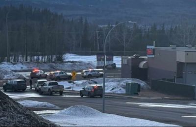 Η τραγωδία αυτή, μία από τις σπανιότερες μαζικές επιθέσεις στη χώρα, έχει συγκλονίσει ολόκληρο τον Καναδά.