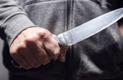 Ο δράστης κυνήγησε τα παιδιά με μαχαίρι.