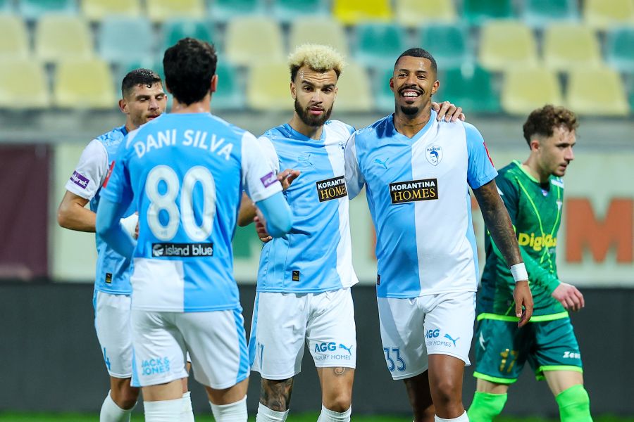 Το καθήκον της με τριάρα η Πάφος (vid)