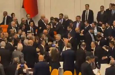 Πιάστηκαν στα χέρια βουλευτές του κυβερνώντος AKP και του αντιπολιτευόμενου CHP