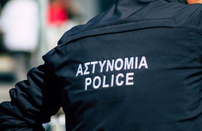 Η γυναίκα μεταφέρθηκε στο Νοσοκομείο Αθαλάσσας.