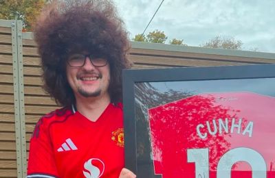 Η απίθανη απόδοση για να κουρευτεί ο viral οπαδός της Γιουνάιτεντ