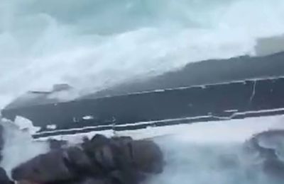 Οι ισχυροί άνεμοι και ο έντονος κυματισμός επιδείνωσαν δραματικά την κατάσταση.