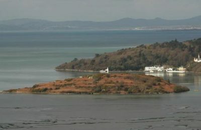 Το νησί των 17 στρεμμάτων φιλοξενεί μια βικτωριανή πέτρινη αγροικία