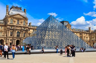 Μεταξύ των συλληφθέντων περιλαμβάνονται δύο εργαζόμενοι του μουσείου, αρκετοί ξεναγοί και ο φερόμενος «εγκέφαλος» της υπόθεσης.