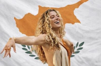 Με τη φωνή της, το κέφι και τον χορό της η Αντιγόνη Buxton κέρδισε παρατεταμένο χειροκρότημα και κέρδισε τις εντυπώσεις.