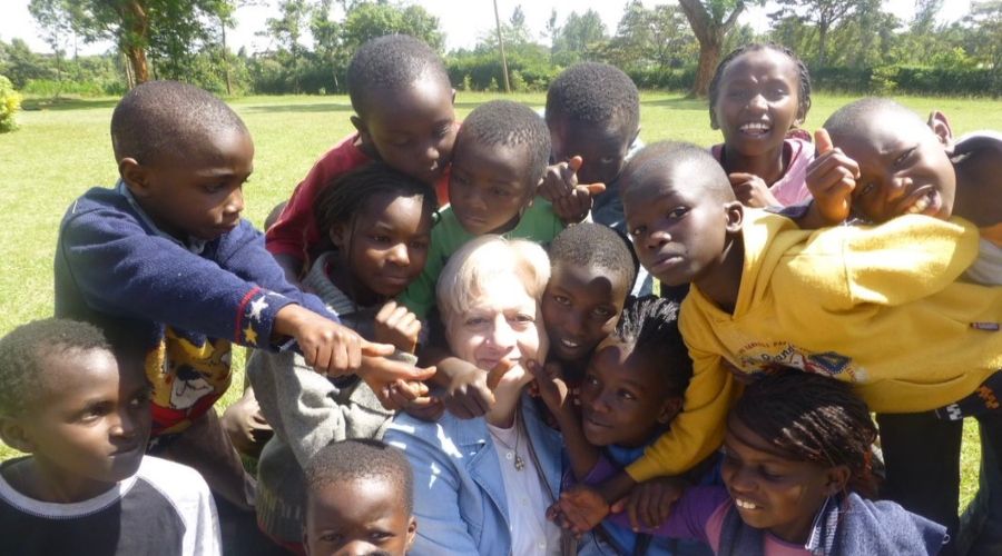 Η Ελένη Θεοχάρους συνεχίζει την ανθρωπιστική της δράση