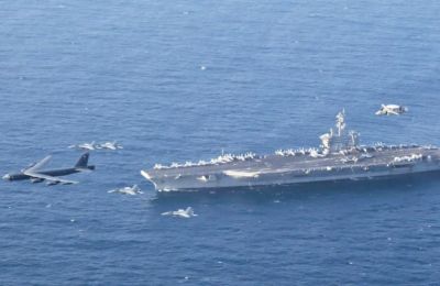 Το αεροπλανοφόρο USS Abraham Lincoln και ένα B-52H Stratofortress της Πολεμικής Αεροπορίας των ΗΠΑ διεξάγουν κοινές ασκήσεις στην περιοχή ευθύνης της Κεντρικής Διοίκησης των ΗΠΑ στην Αραβική Θάλασσα
