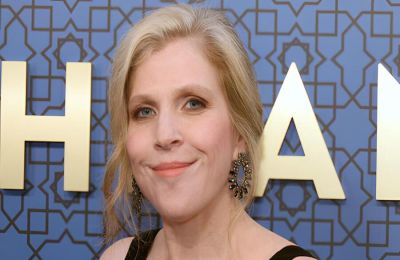 Στο δωμάτιό της φέρεται να βρέθηκαν χάπια, ενώ είχε σημάδια από μώλωπες στα άκρα και στην περιοχή του λαιμού