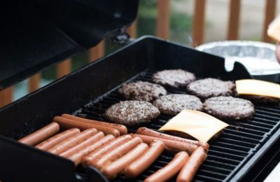 Burger ή Hot Dog: Ποιο είναι πραγματικά πιο υγιεινό;