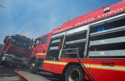Δύο πυροσβεστικά οχήματα τέθηκαν σε λειτουργία για κατάσβεση της φωτιάς.