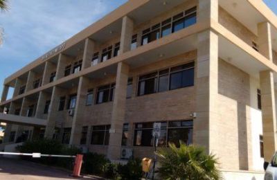 Κατόπιν μαρτυρίας, εκδόθηκε δικαστικό ένταλμα σύλληψης εναντίον του 20χρονου.