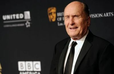 Ο Ντιβάλ βραβεύτηκε με Οσκαρ Α’ Ανδρικού Ρόλου για την ταινία «Τρυφερές σχέσεις», ενώ κατέκτησε  δύο βραβεία Έμμυ, τέσσερις Χρυσές Σφαίρες κι ένα Βραβείο BAFTA.