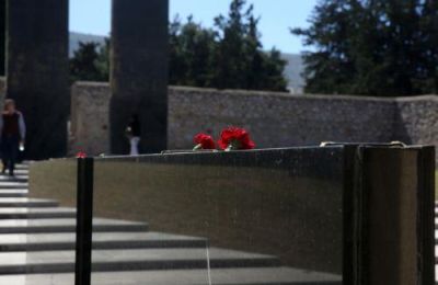 Δώδεκα φωτογραφίες με τις τελευταίες στιγμές 200 πατριωτών, πριν από την εκτέλεσή τους, στην Καισαριανή, την Πρωτομαγιά του 1944, παρουσιάστηκαν σε δημοπρασία.