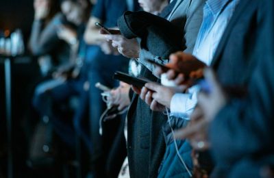 Η έκθεση προειδοποίησε για την πιθανή συμμετοχή εταιρειών κοινωνικών μέσων σε αυτές τις πράξεις, επειδή επιτρέπουν «τη μαζική διάδοσή τους με ταχύτητα και αδιαφάνεια.