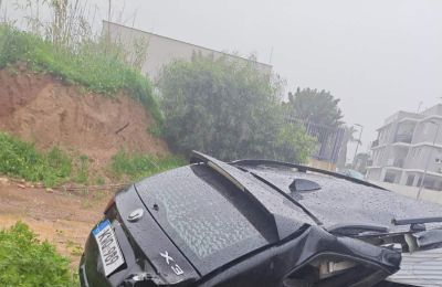 Κάτω από συνθήκες που διερευνώνται, το αυτοκίνητο παρέκκλινε της πορείας του και προσέκρουσε σε τσιμεντένιο περιτοίχισμα δεξαμενής.