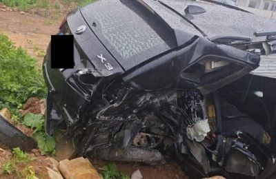 Κάτω από συνθήκες που διερευνώνται, το αυτοκίνητο παρέκκλινε της πορείας του και προσέκρουσε σε τσιμεντένιο περιτοίχισμα δεξαμενής.