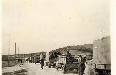 «Συγκινητικές φωτογραφίες, γιατί πιστοποιούν ότι αυτοί οι άνθρωποι πήγαιναν με το κεφάλι ψηλά, τραγουδώντας», τονίζει ο ιστορικός Μενέλαος Χαραλαμπίδης.