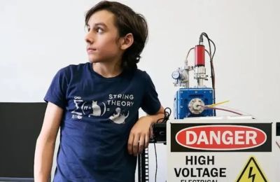 Ο Aiden κατασκεύασε μια συσκευή παραγωγής νετρονίων- η ίδια διαδικασία που θα τροφοδοτεί τους αντιδραστήρες σύντηξης του μέλλοντος για καθαρή, απεριόριστη ενέργεια.