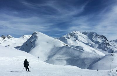 Σύμφωνα με τη γαλλική μετεωρολογική υπηρεσία η ηλιοφάνεια και η άνοδος της θερμοκρασίας ενδέχεται να επιδεινώσουν τις συνθήκες.