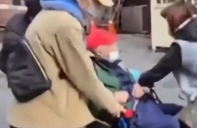 Οι συγγενείς όρμησαν, έσπρωξαν τη νέα σύζυγο του ηλικιωμένου και προσπάθησαν να τον πομακρύνουν τρέχοντας με το αναπηρικό αμαξίδιο.