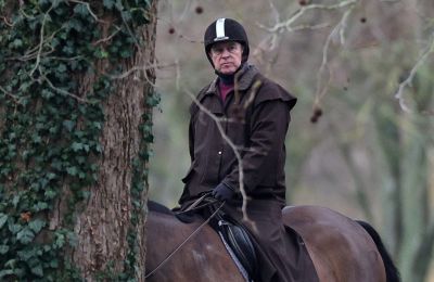 Ο Μάουντμπατεν-Ουίνδσορ έχει αρνηθεί κάθε παράβαση, δηλώνοντας πως μετανιώνει για τη φιλία του με τον Επσταϊν.