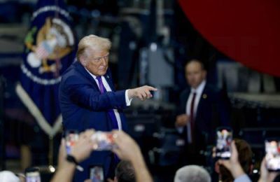 Ο Τραμπ κατηγόρησε τον Δημοκρατικό προκάτοχό του Μπαράκ Ομπάμα πως αποκάλυψε «διαβαθμισμένες πληροφορίες» όταν είπε 