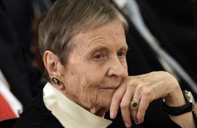 Η κηδεία της διακεκριμένης βυζαντινολόγου τελείται δημοσία δαπάνη, ως ελάχιστος φόρος τιμής στην προσωπικότητα και το έργο της.