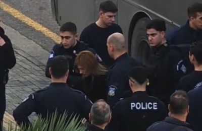 Υπενθυμίζεται ότι πρωτόδικα η Ρούλα Πισπιρίγκου είχε καταδικαστεί σε δις ισόβια από το Μικτό Ορκωτό Δικαστήριο, απόφαση που τώρα επανεξετάζεται σε δεύτερο βαθμό.