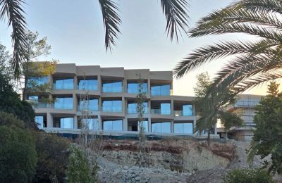 Η ξενοδοχειακή μονάδα «Leonardo Club Latsi» προχώρησε στην ανέγερση του ξενοδοχείου χωρίς να έχει εξασφαλίσει από πριν τις απαραίτητες άδειες. 