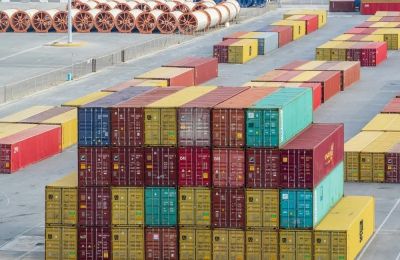 Η επιβολή δασμών, επηρεάζει ελληνικά τα προϊόντα που κινδυνεύουν με απώλεια της ανταγωνιστικότητάς τους στις ΗΠΑ.