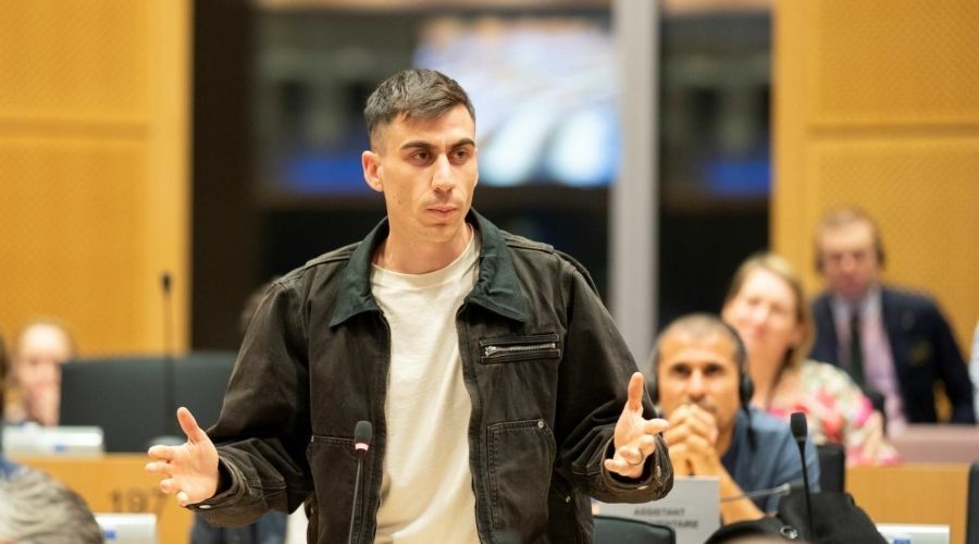 Προσπαθούσε να βάλει τάξη σε ανοικτή συνάντηση του κόμματός του ο Φειδίας Παναγιώτου