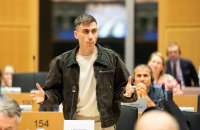 Προσπαθούσε να βάλει τάξη σε ανοικτή συνάντηση του κόμματός του ο Φειδίας Παναγιώτου