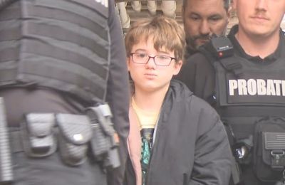 Το παιδί, που αντιμετωπίζει κατηγορίες ως ενήλικος, παρέμεινε ανέκφραστο και δεν απάντησε στις ερωτήσεις των δημοσιογράφων κατά την είσοδό του.