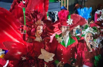 Σήμερα Σάββατο, το πρόγραμμα από τις 18:30 και μετά περιλαμβάνει, χορωδίες, φωνητικά σχήματα, κανταδόρους και disco μουσική με χορευτικές επιτυχίες των ’70, ’80 και ’90.