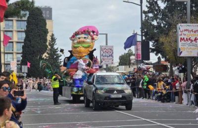 Οι θεατές συμμετείχαν ενεργά, χορεύοντας στους ρυθμούς της μουσικής, χειροκροτώντας τα άρματα και ανταλλάσσοντας ευχές, κρατώντας ζωντανό το πνεύμα της Αποκριάς.