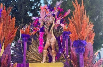 Με το άρμα της εντυπωσιακής Βασίλισσας του Καρναβαλιού Αμμοχώστου, Αδαμαντίνης Κοσμά, ξεκίνησε η παρέλαση στο Παραλίμνι.